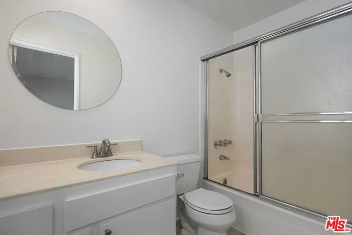 12951 Riverside Drive 4, Sherman Oaks, California 91423