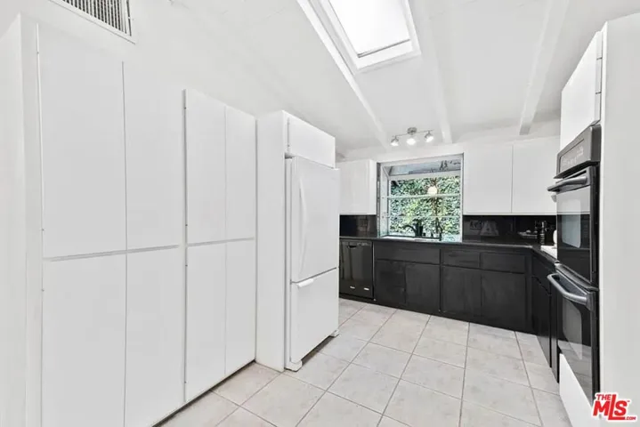 4363 Hayvenhurst Ave, Encino, California 91436