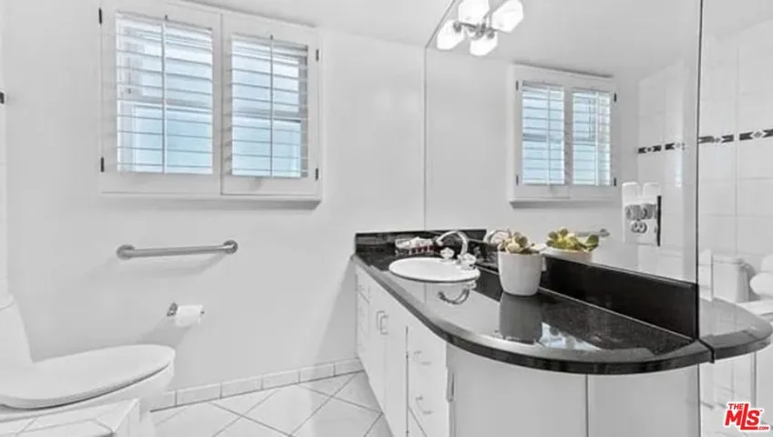 4363 Hayvenhurst Ave, Encino, California 91436