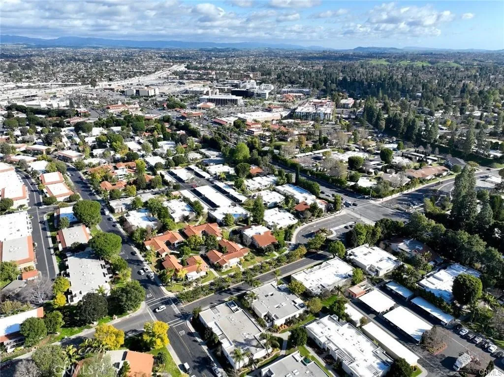 Close to freeways, markets, worship... everything you need is right around the corner :)