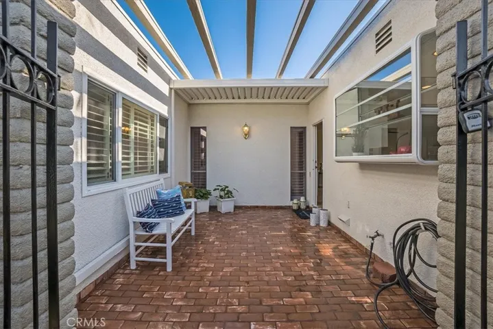 Stunning entry courtyard with closing & locking gate - perfect for morning tea :)