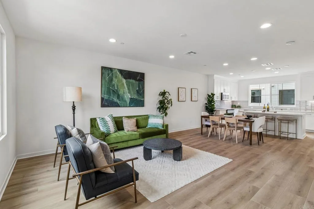 2572 Delphinium Ln