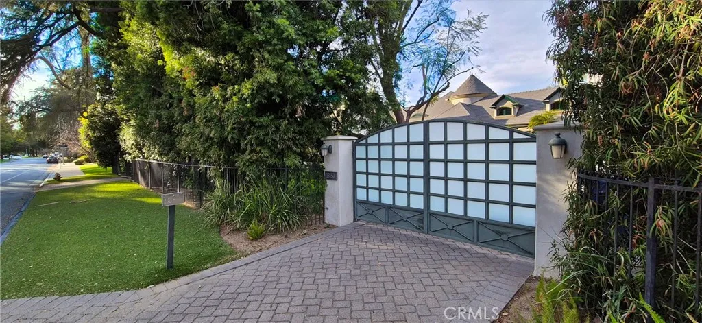 13157 Chandler Boulevard, Sherman Oaks, California 91401