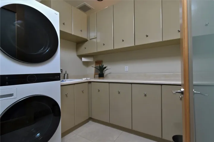 13157 Chandler Boulevard, Sherman Oaks, California 91401