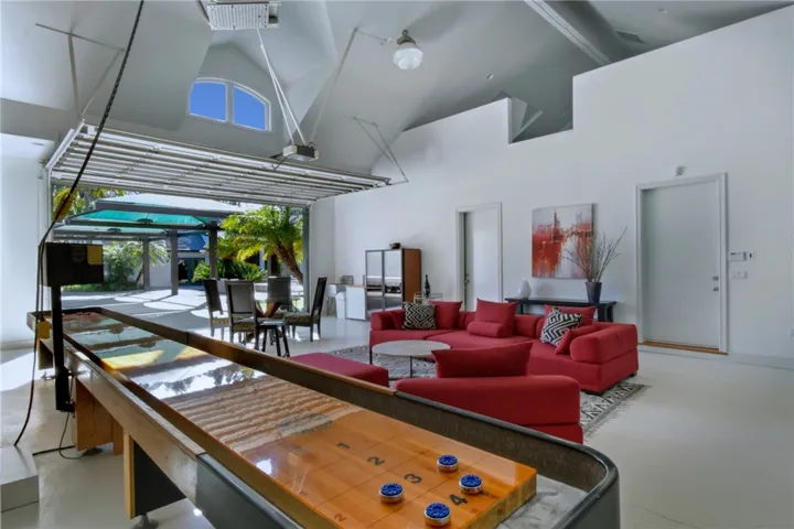 13157 Chandler Boulevard, Sherman Oaks, California 91401