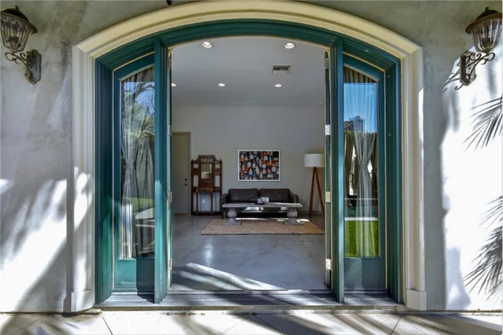 13157 Chandler Boulevard, Sherman Oaks, California 91401