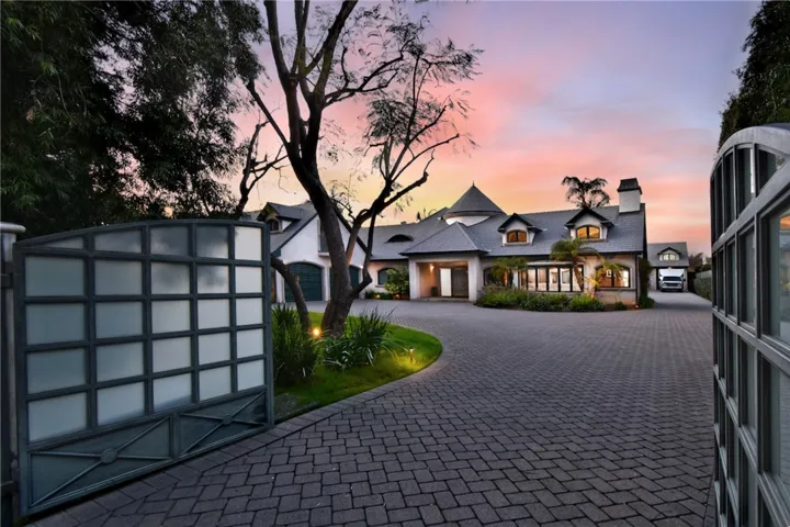 13157 Chandler Boulevard, Sherman Oaks, California 91401