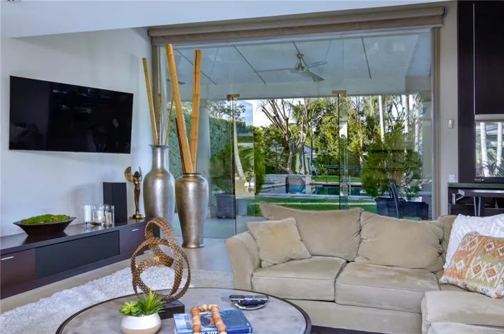13157 Chandler Boulevard, Sherman Oaks, California 91401