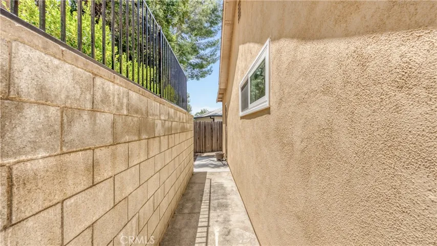 1232 E Elmwood Avenue, Burbank, California 91501