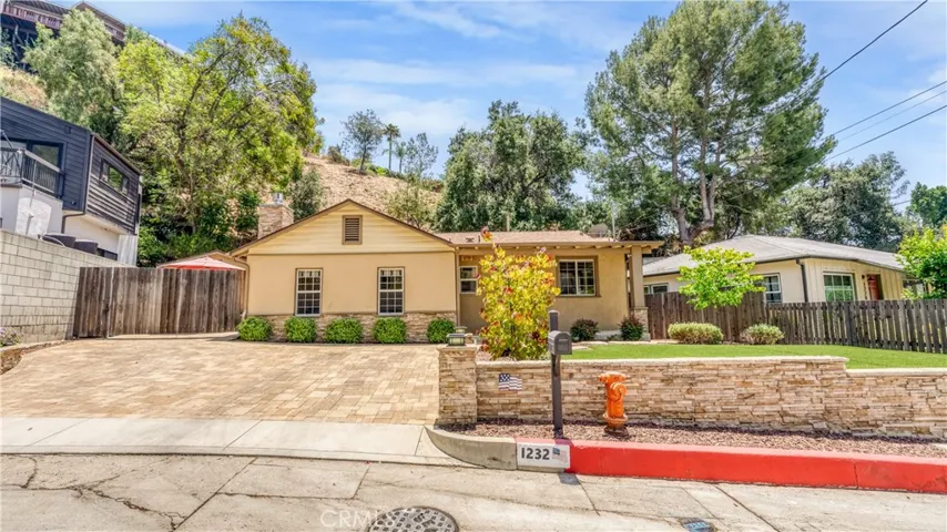 1232 E Elmwood Avenue, Burbank, California 91501