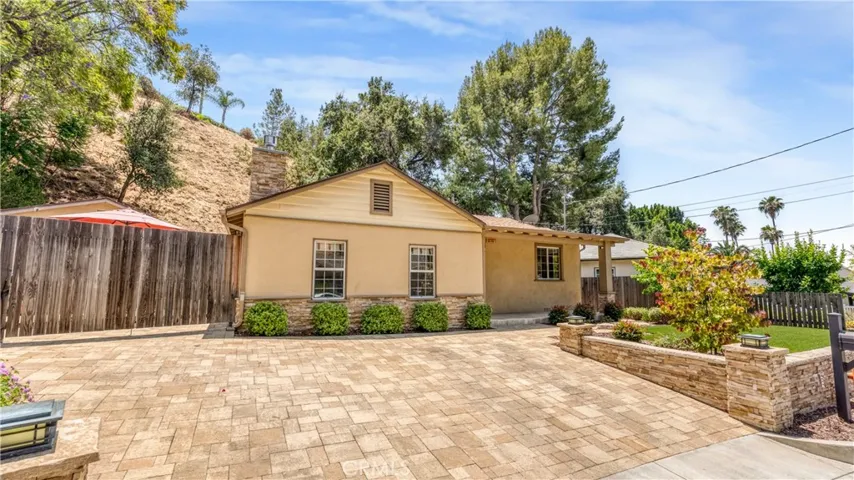 1232 E Elmwood Avenue, Burbank, California 91501