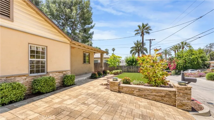 1232 E Elmwood Avenue, Burbank, California 91501