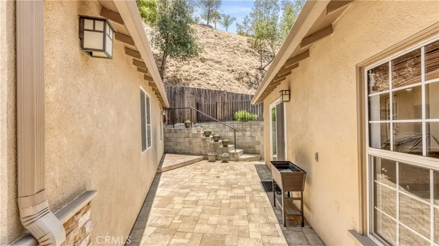 1232 E Elmwood Avenue, Burbank, California 91501