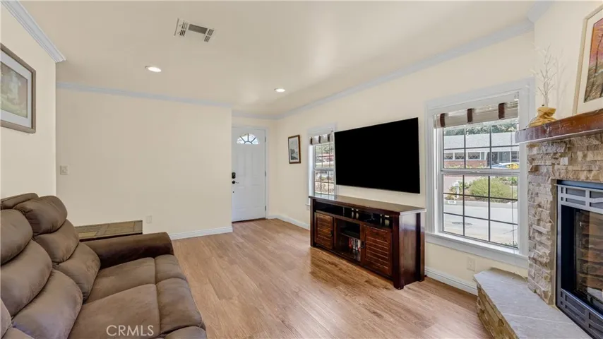1232 E Elmwood Avenue, Burbank, California 91501