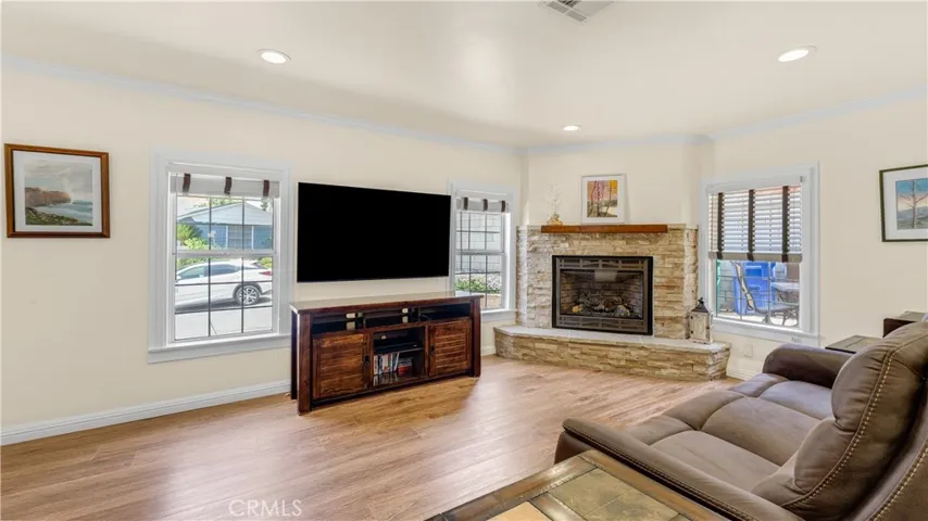 1232 E Elmwood Avenue, Burbank, California 91501