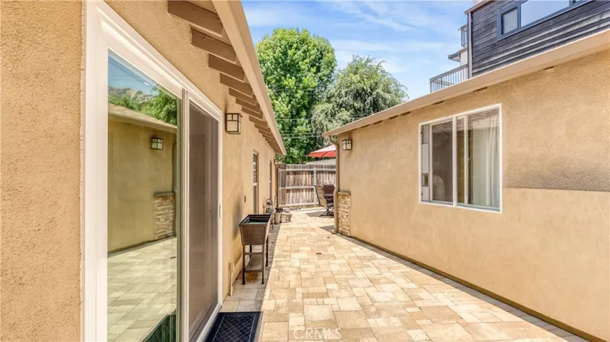 1232 E Elmwood Avenue, Burbank, California 91501