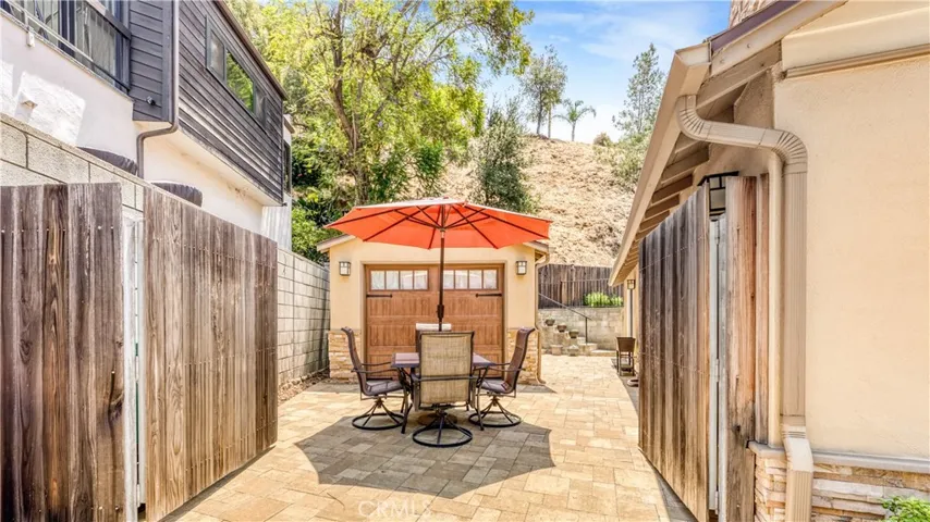 1232 E Elmwood Avenue, Burbank, California 91501