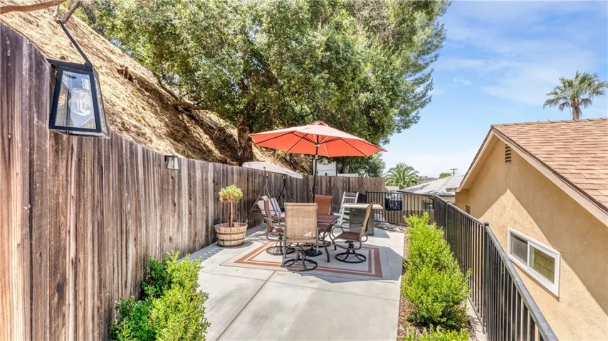 1232 E Elmwood Avenue, Burbank, California 91501