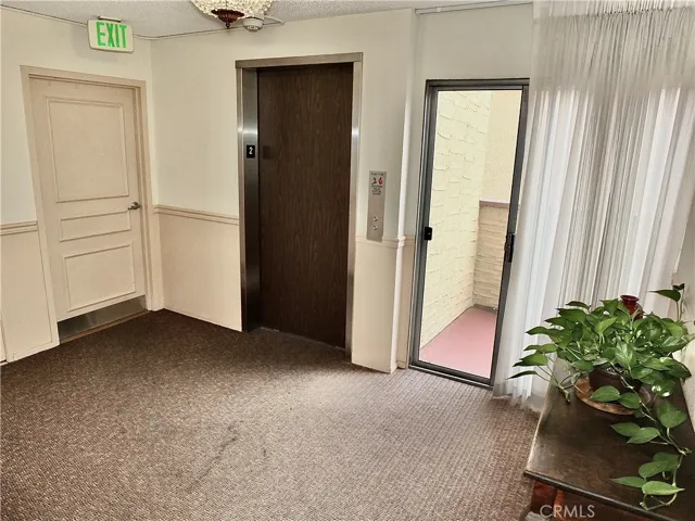Buildiing lobby elevator