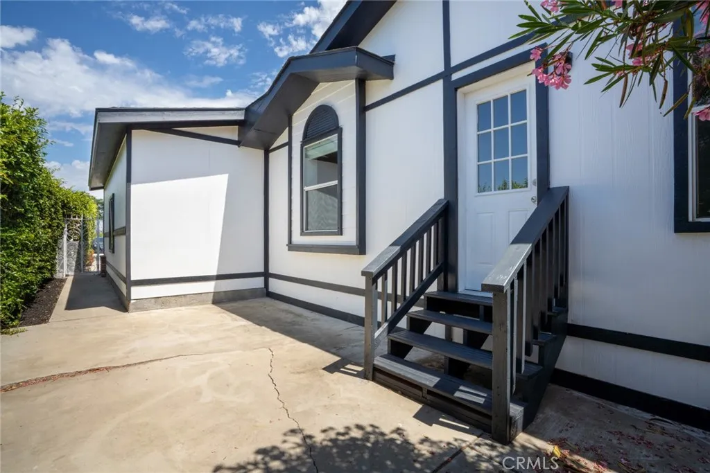 Side yard with private Entry to Bedroom #02