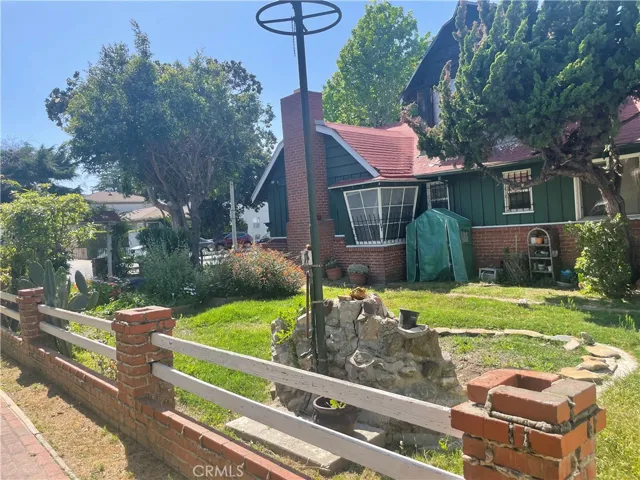 3818 Sawtelle and court yard