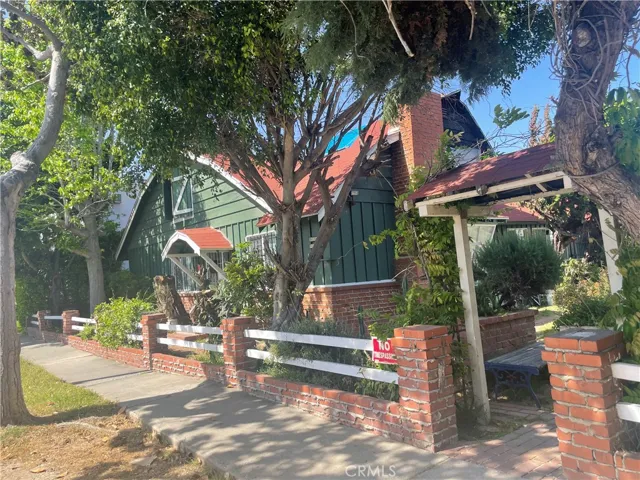 3818 Sawtelle and court yard