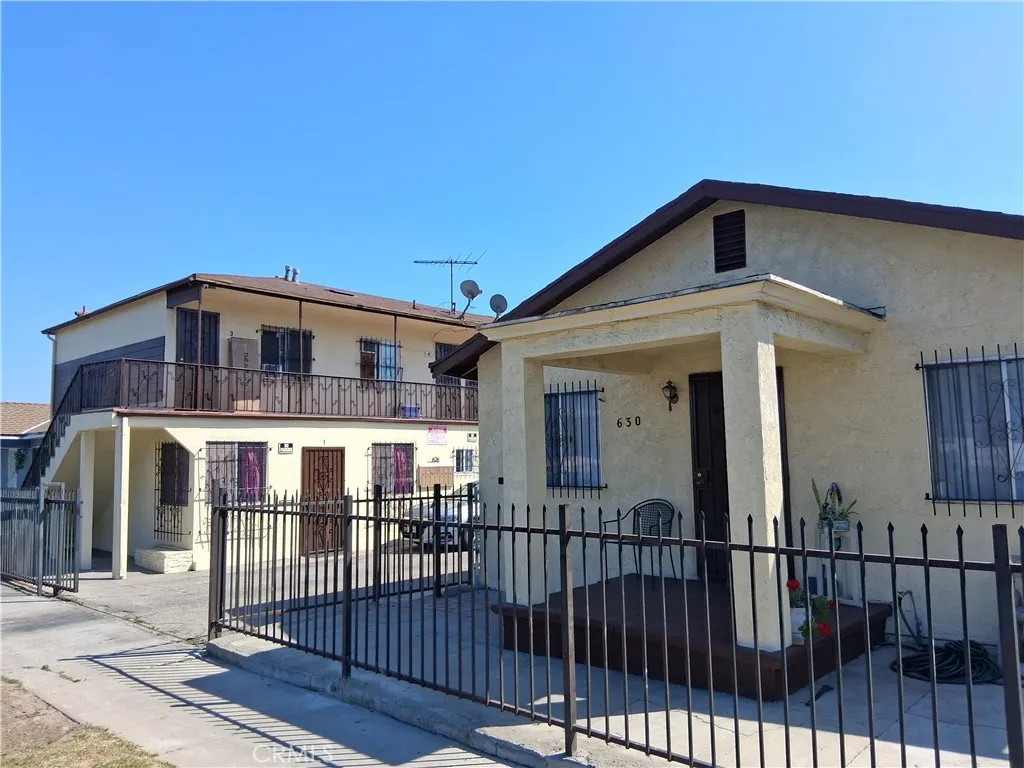 626 W Century
