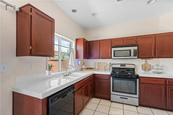 12768 Berrydale, Victorville, California 92392