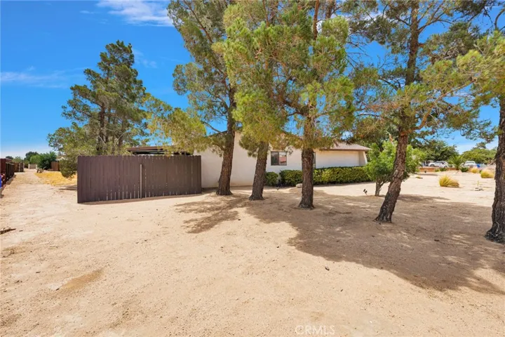 19031 Shoshonee, Apple Valley, California 92307