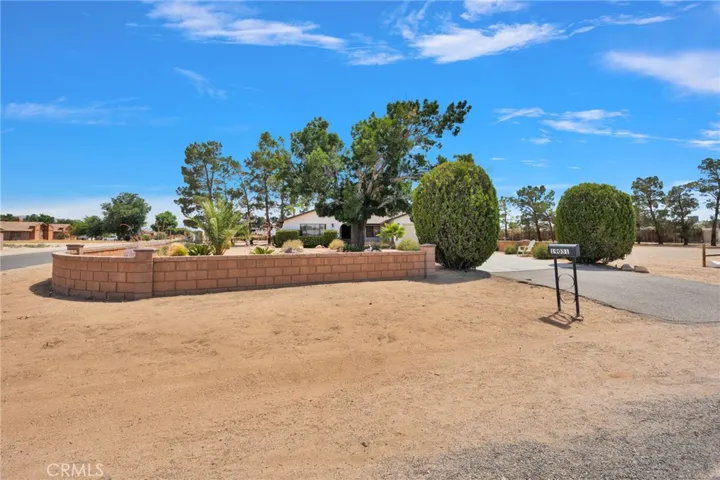 19031 Shoshonee, Apple Valley, California 92307
