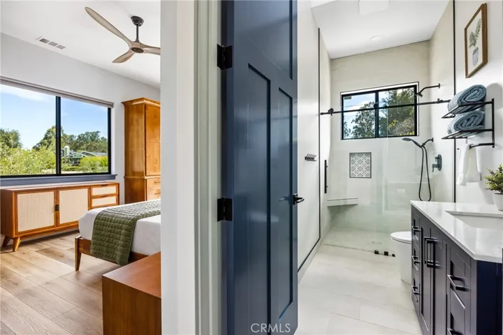 bedroom/bathroom 3