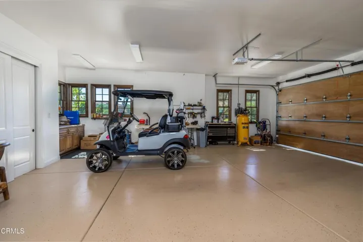 48_garage_interior