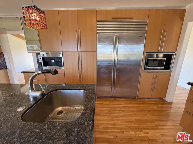 4613 Reforma Road, Woodland Hills, California 91364