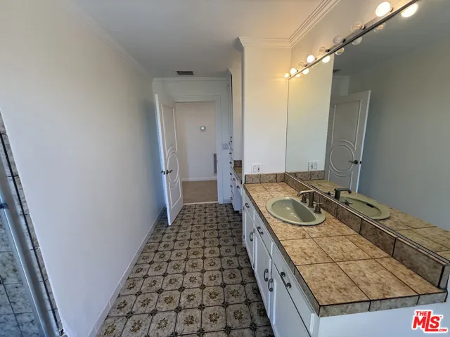 4613 Reforma Road, Woodland Hills, California 91364