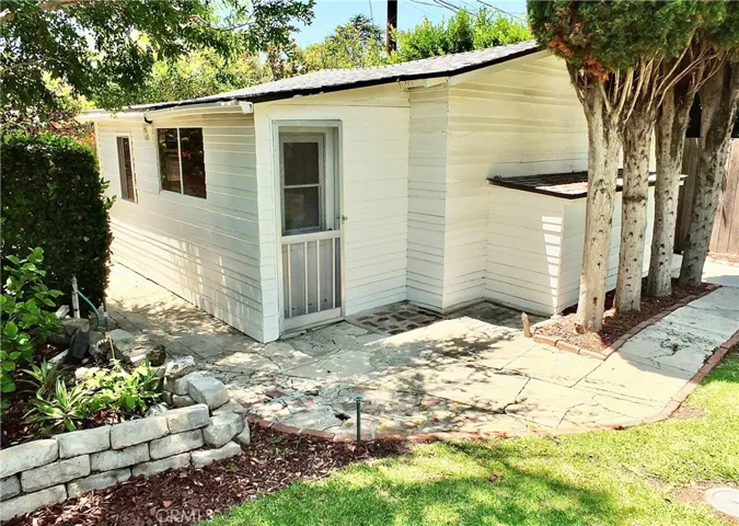 Bonus room / studio behind the garage