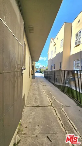 1022 S Norton Avenue B, Los Angeles, California 90019