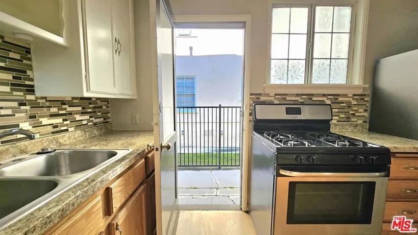 1022 S Norton Avenue B, Los Angeles, California 90019