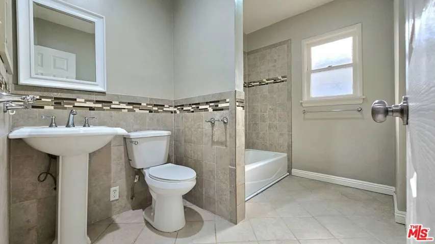 1022 S Norton Avenue B, Los Angeles, California 90019