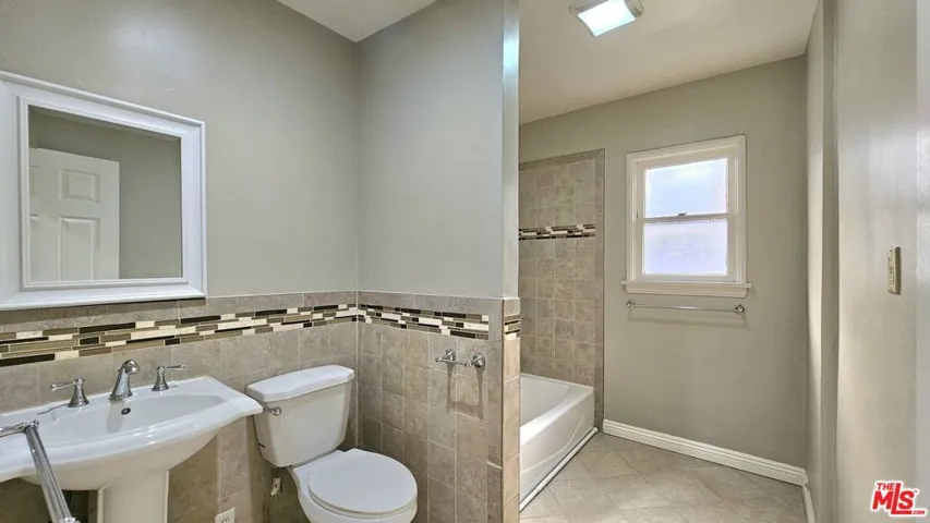 1022 S Norton Avenue B, Los Angeles, California 90019