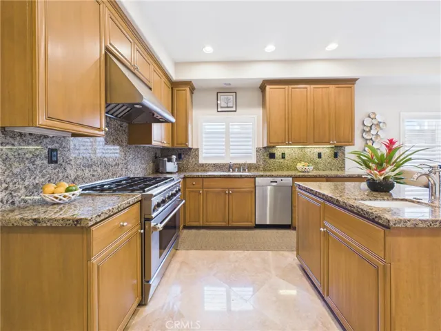 Beautiful kitchen with a 6 burner DCS range