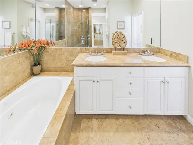 Dual sinks in the primary bathroom