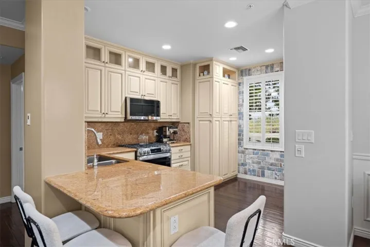 Beautiful buttercream finishing in the kitchen