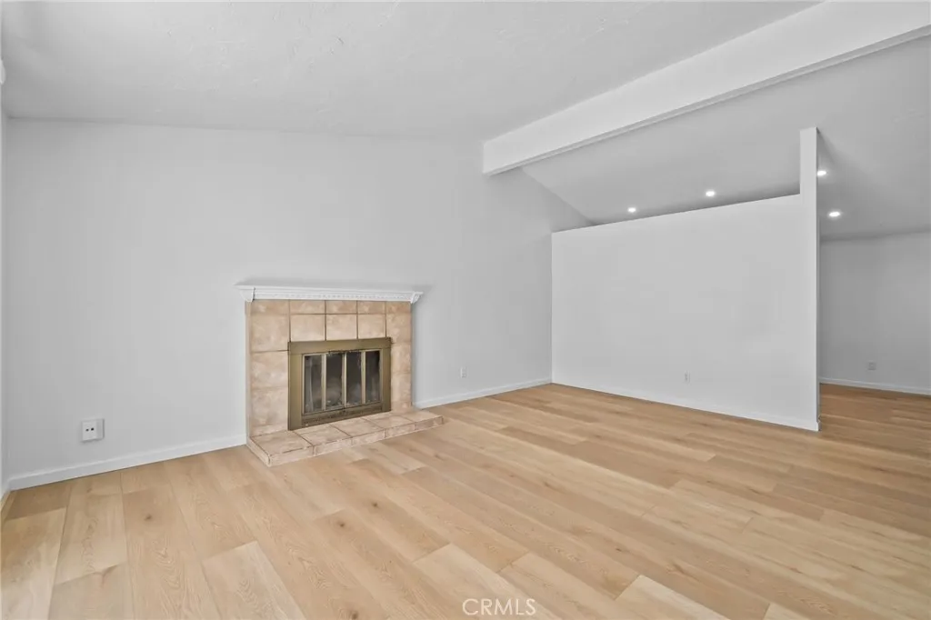 Living Space - Cozy Firepalce