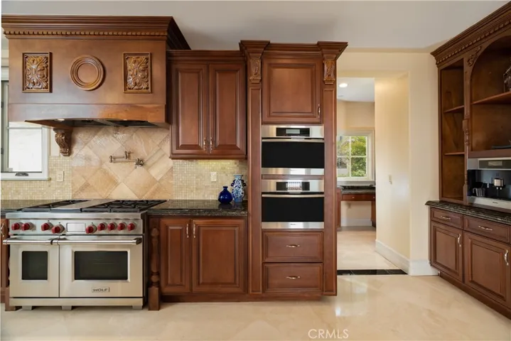 Well maintained kitchen, high end appliances.