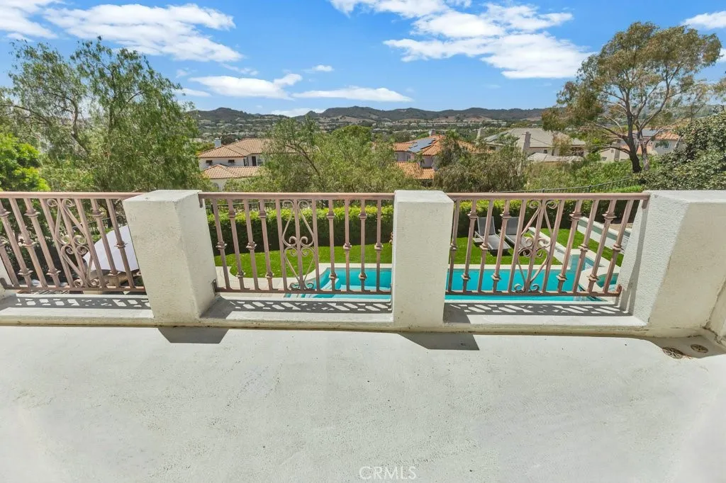 Large Patio w/Amazing Views of hills and Sunset!