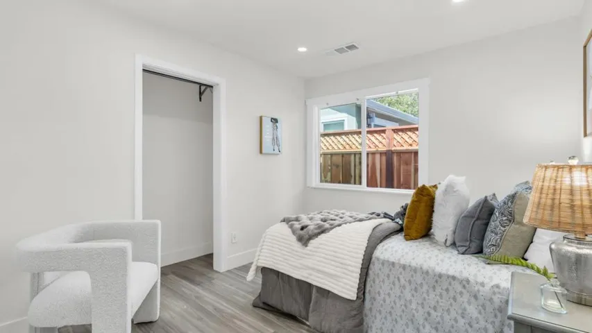 186 Fair Oaks Street, Mountain View, California 94040