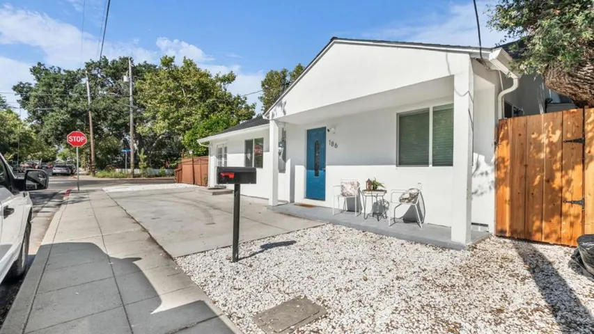 186 Fair Oaks Street, Mountain View, California 94040