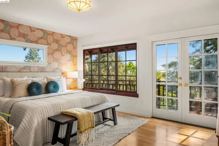Wood-finish flooring with an area rug, complemented by a decorative wallcovering