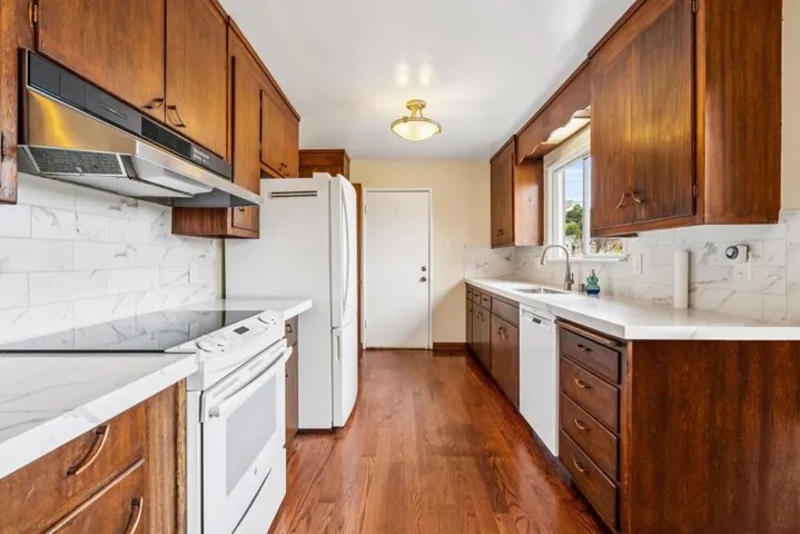 1637 Lake Chabot Terrace, San Leandro, California 94577
