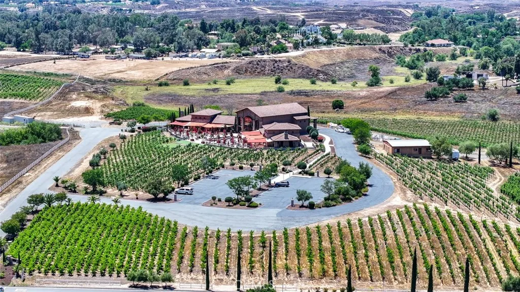 Close proximity to several wineries